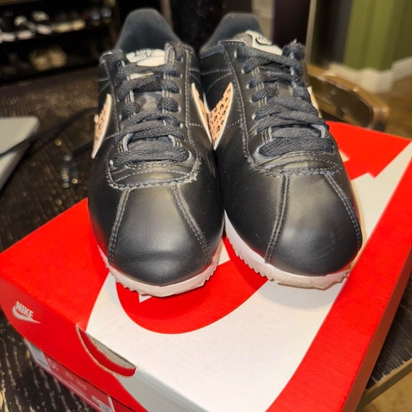 Nike Black and Leopard Print Sneakers - Picture 5 of 8